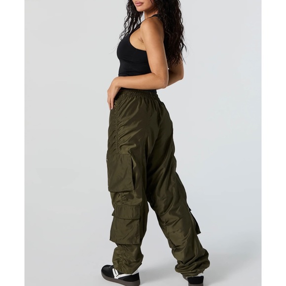 New with Tags Charlotte Russè pants, ruched side all the way up on both sides - Picture 3 of 4